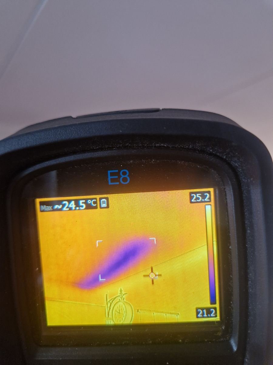 Warmtebeeldcamera toont een koude plek op een plafond